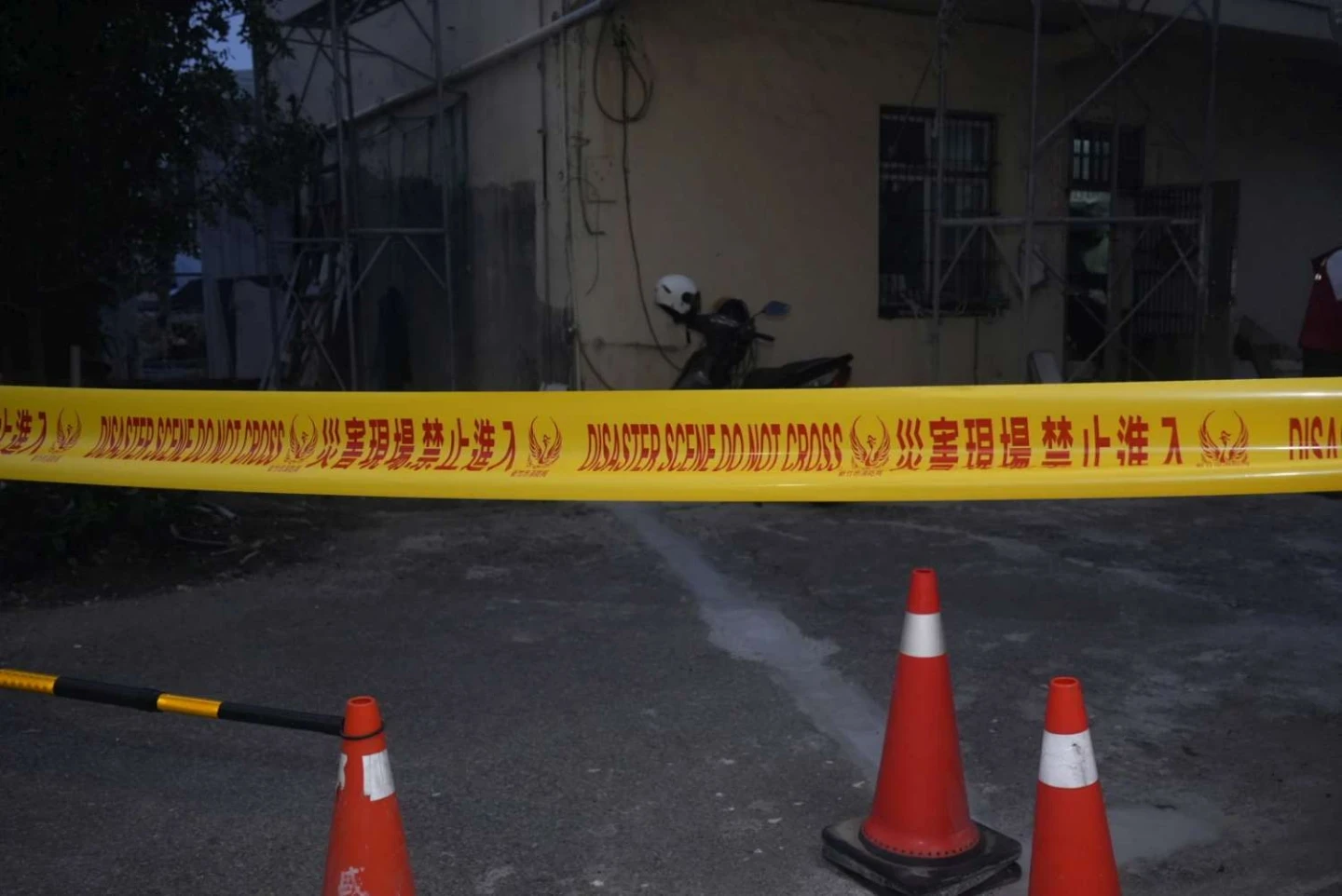 新竹市東大路一處民宅地層下陷,5巷弄列警戒。新竹市政府提供