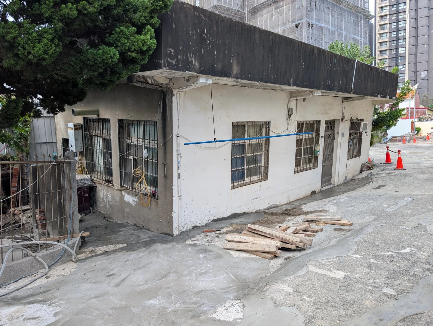 地層下陷區域昨路面緊急進行補強。取自FB @林彥甫