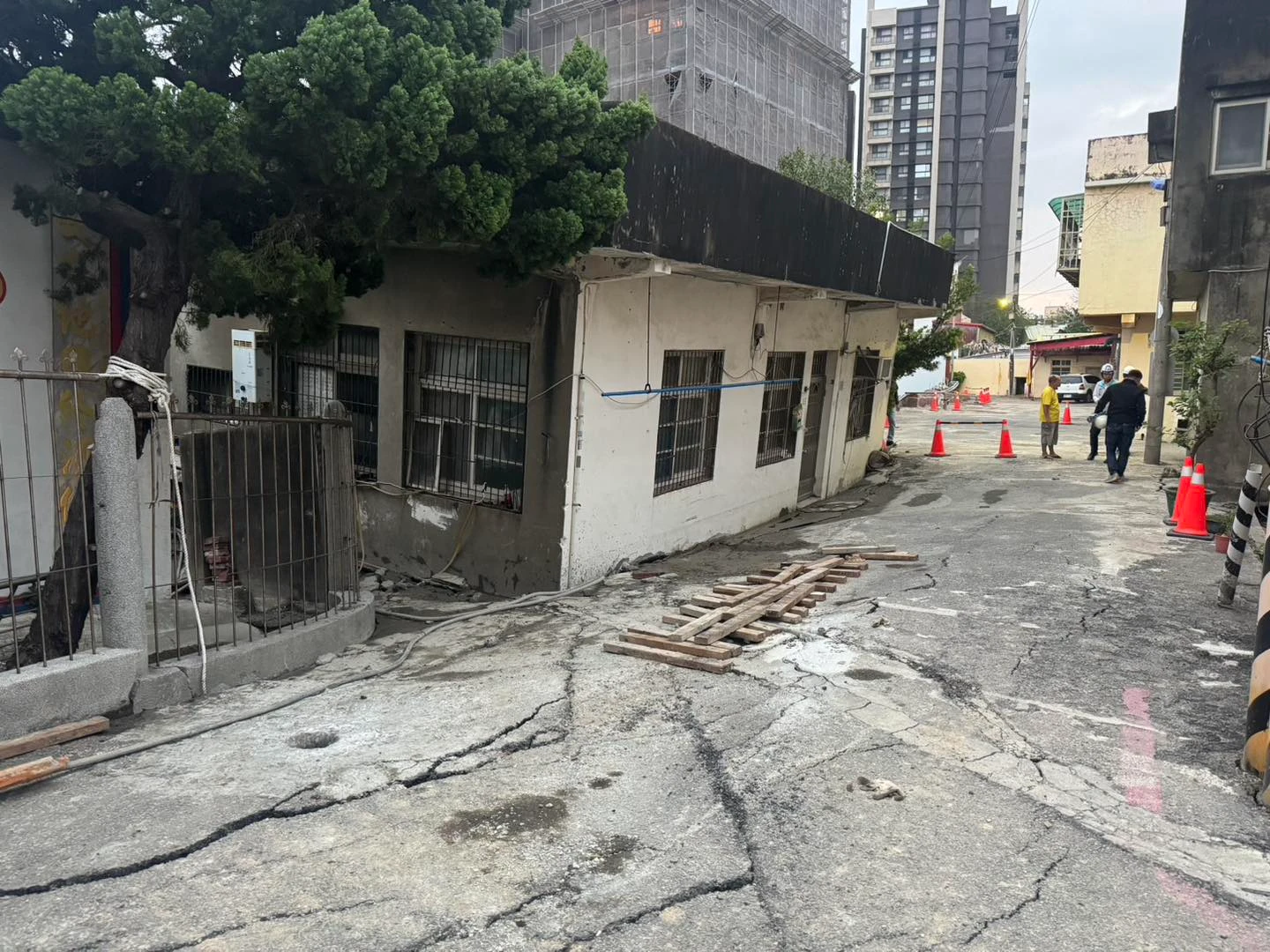 竹市地層下陷撤19戶 2月前示警沒人理!他驚爆1狀況「灌上千包水泥才止住」