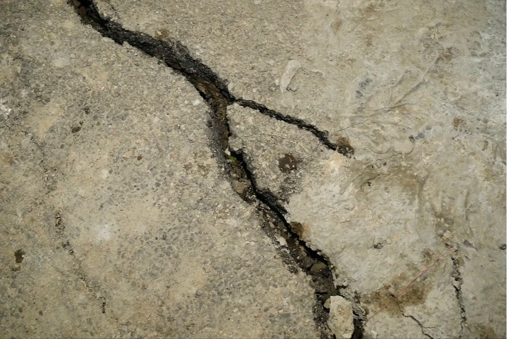 路面龜裂嚴重。取自Threads @邱臣遠