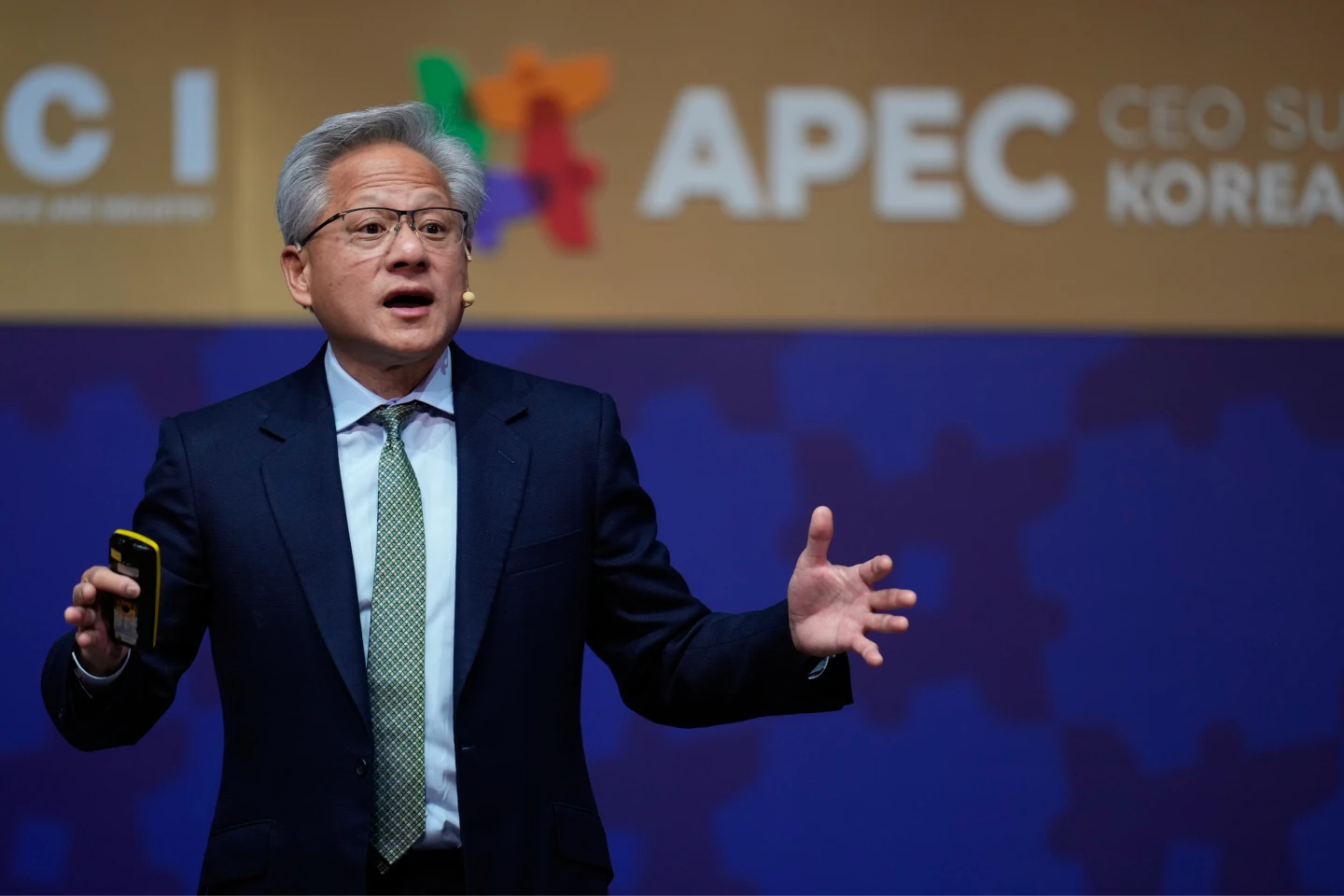 黃仁勳:AI已進入「正循環」 將供應26萬GPU協助南韓發展AI