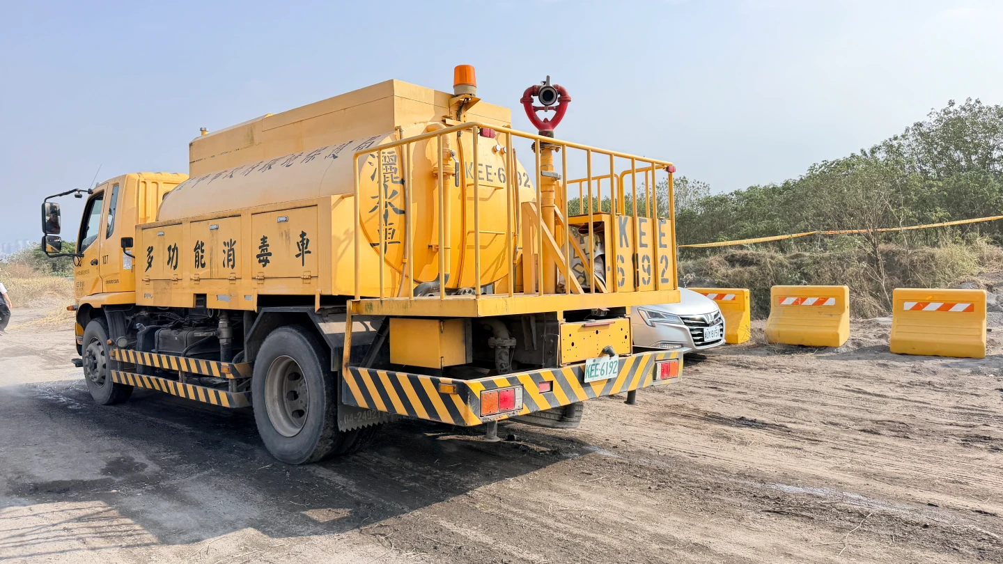 廚餘掩埋場不定時進行周邊消毒。王煌忠攝