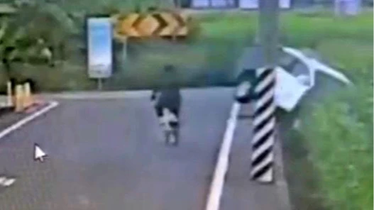 有片|出事了阿北!警車趕處理車禍「自己先犁田」 畫面曝光