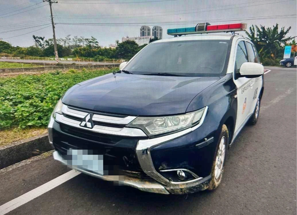 警車經拖到路面,外觀無明顯凹損。警方提供