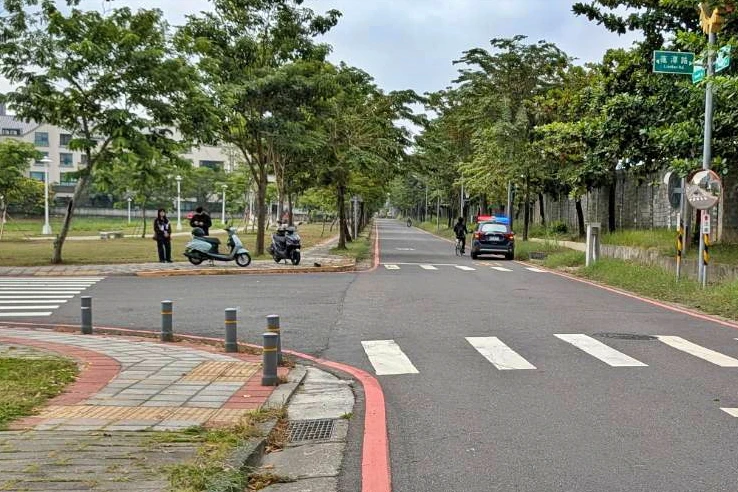 警方加派另輛警車前往處理機車事故。警方提供