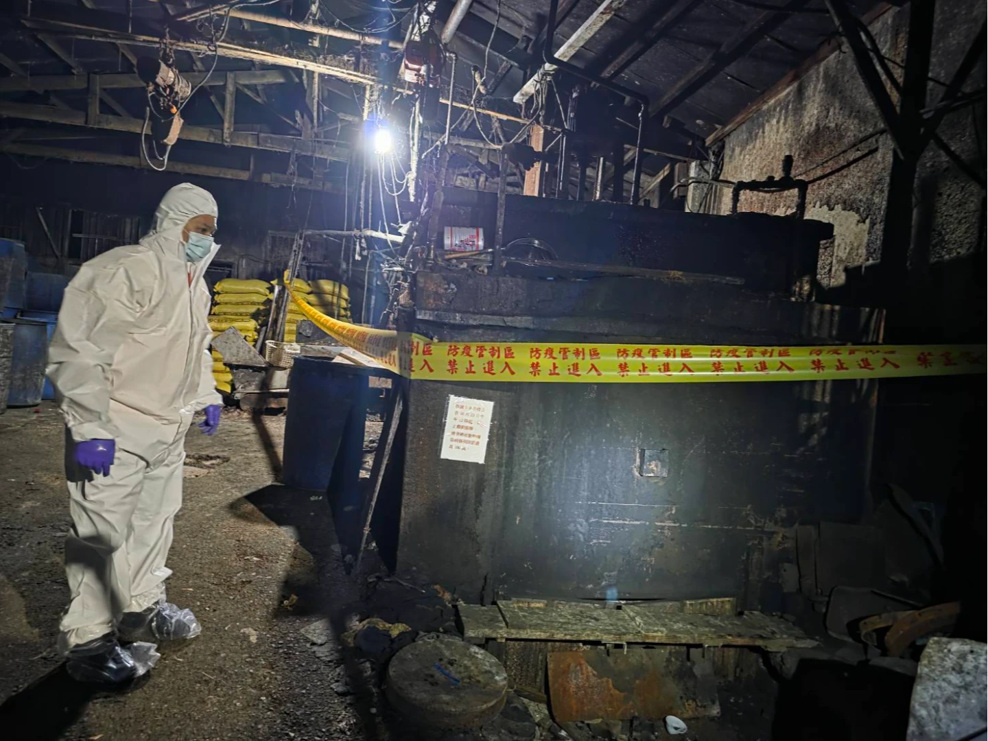 稽查人員立即以封鎖線封鎖廚餘槽,禁止再啟用。新北市農業局提供