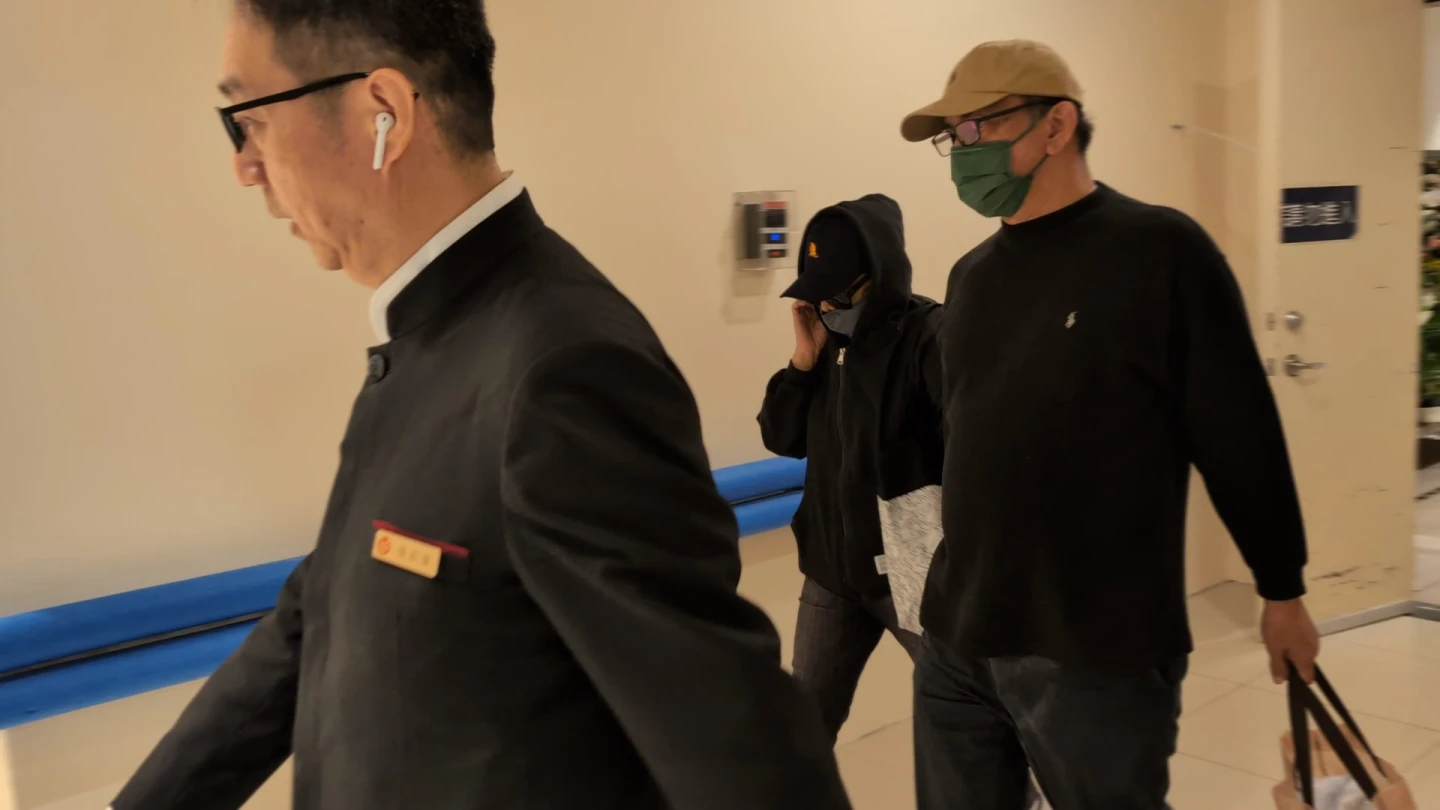 陳男家屬從後門低調現身,隨即進入台北市相驗暨解剖中心。林志青攝