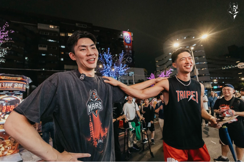 雷蒙恩和張兆辰在饒河夜市玩得十分開心。戰神提供