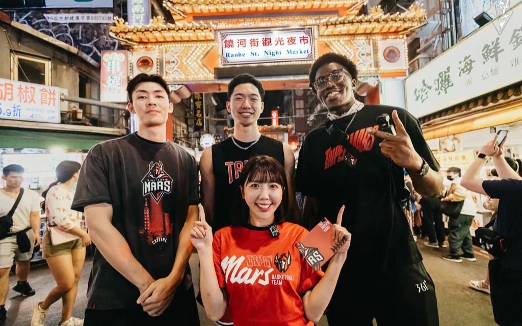 職籃戰神球星快閃饒河夜市 揪團開幕戰到和平籃球館迺夜市