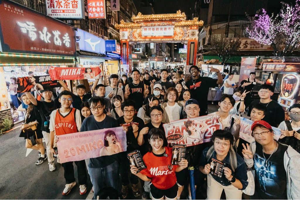 齊曼加化身里長伯攜手張兆辰、雷蒙恩與Mika快閃饒河夜市,號召戰友開幕戰「台味戰場」迺夜市。戰神提供