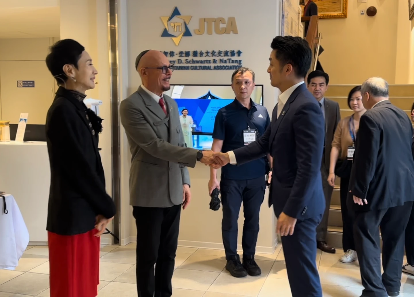 坣娜罹癌後仍與丈夫出席公開活動,招呼台北市長蔣萬安。取自FB@「薛智偉坣娜猶台文化交流協會 - Jewish Taiwan Cultural Association 」