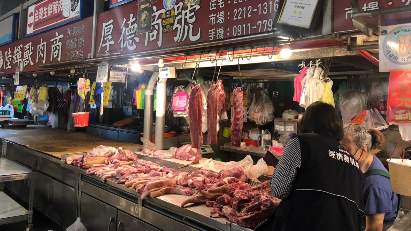 台中市公民營市場、列管攤販集中區及委外經營場域的生鮮豬肉攤商,共有404攤,都將列入補助對象。中市府提供