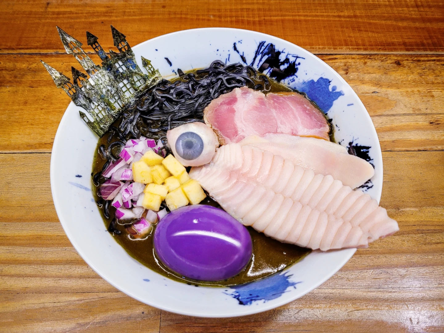 「火烤爆漿眼珠」墨魚麵你敢吃嗎?取自FB@拉麵公子