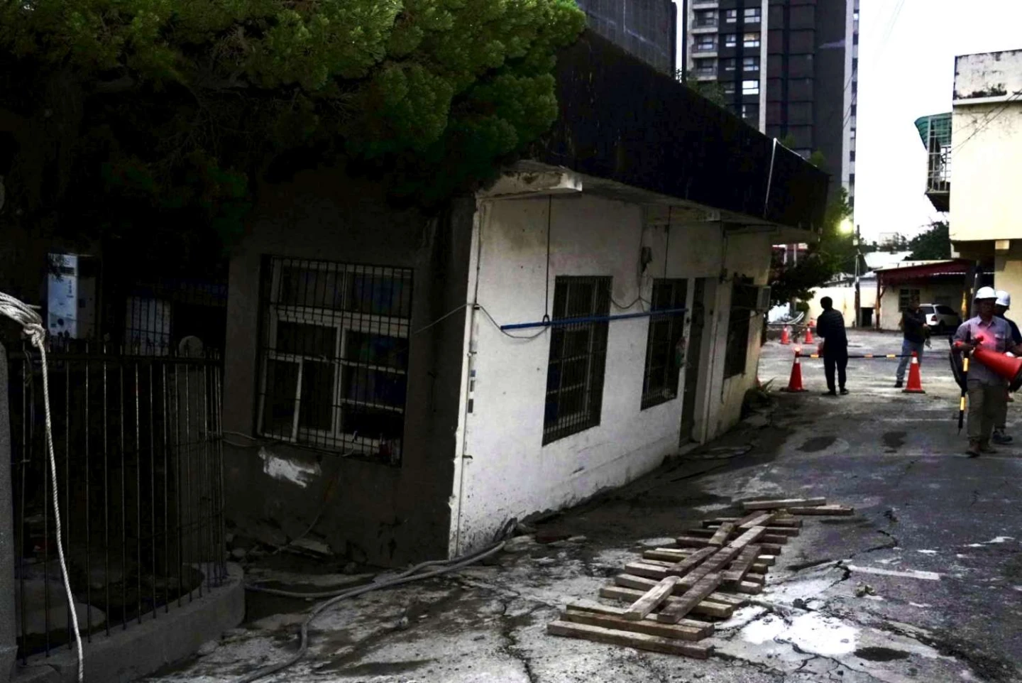 新竹市東大路一處民宅地層下陷,5巷弄列警戒。新竹市政府提供