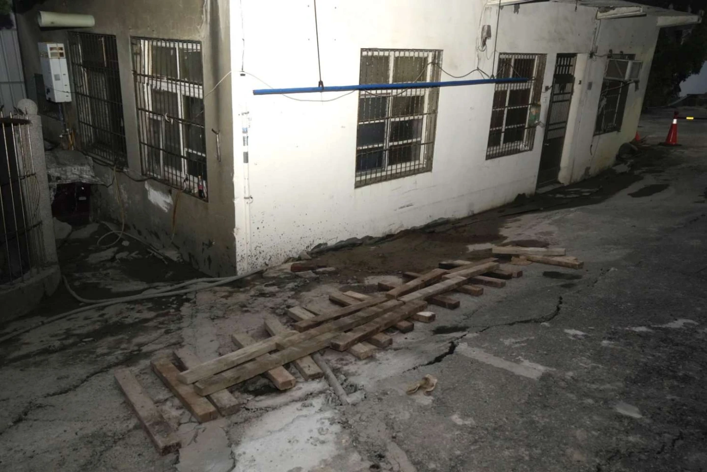 新竹市東大路地層下陷!緊急撤離19戶、5巷弄列警戒 立即停工今評估