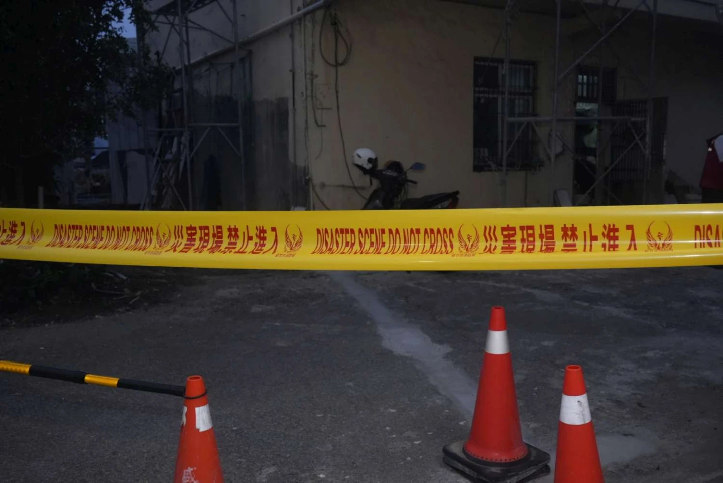 新竹市東大路一處民宅地層下陷,5巷弄列警戒。新竹市政府提供