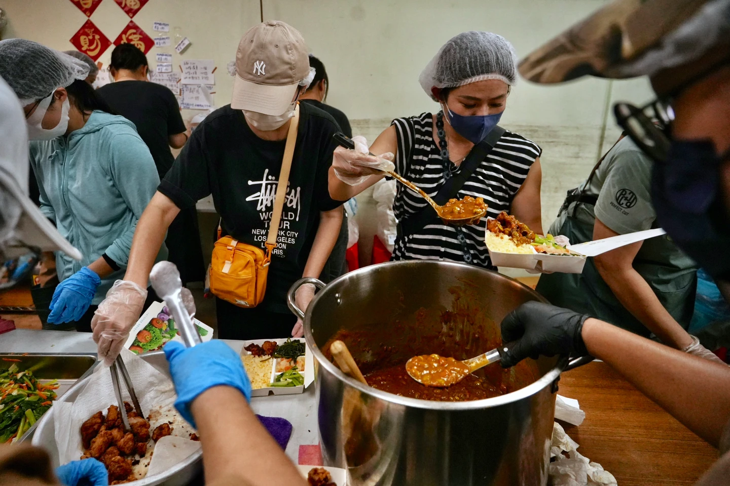 花蓮縣府在光復救災期間每天提供大量便當給災民與救災人員。林林攝