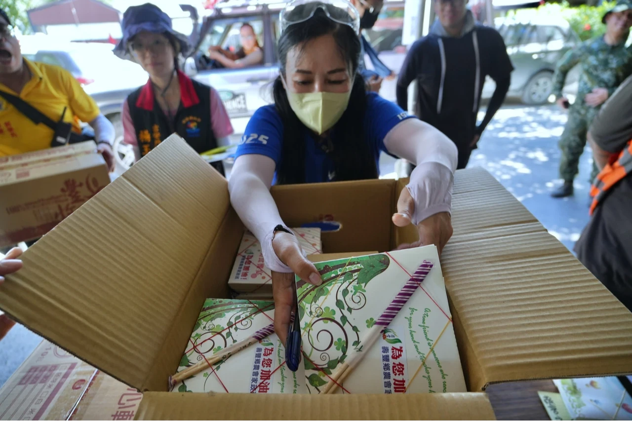 鏟子超人領取便當用餐儲備體力。林林攝