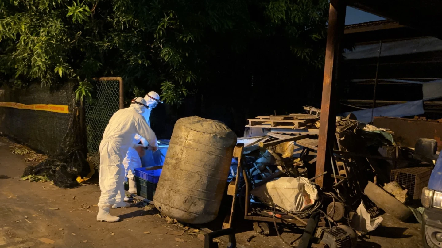 國軍穿著防護衣,徹夜執行案場雜物清除。民眾提供