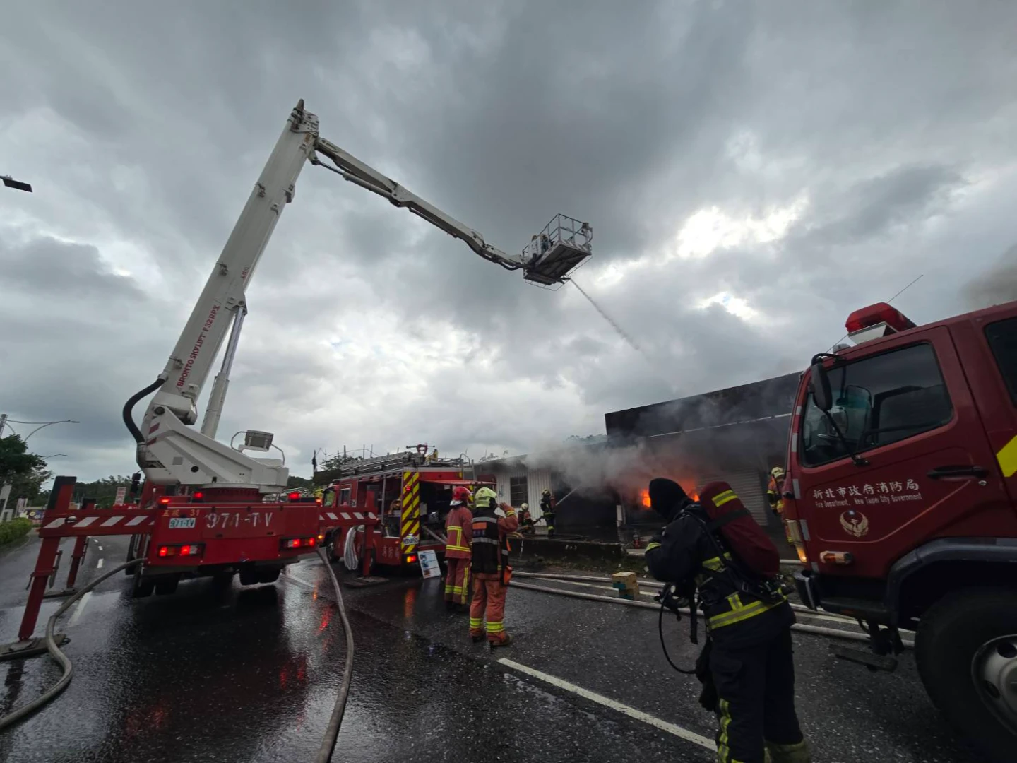 新北淡水某汽修廠清晨發生火警,警消出動百人前往搶救。翻攝畫面