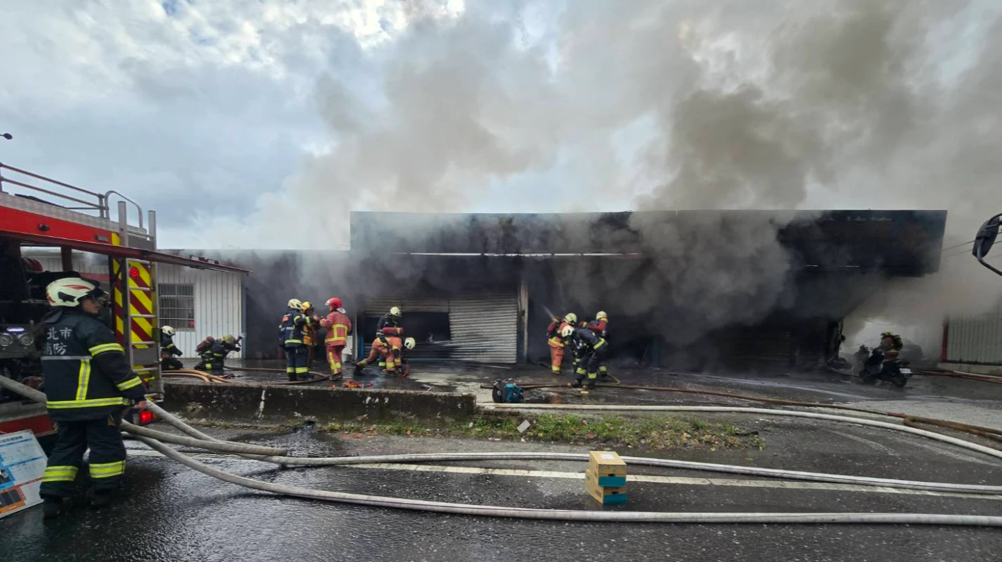 警消出動百人前往新北淡水某汽修廠搶救。翻攝畫面
