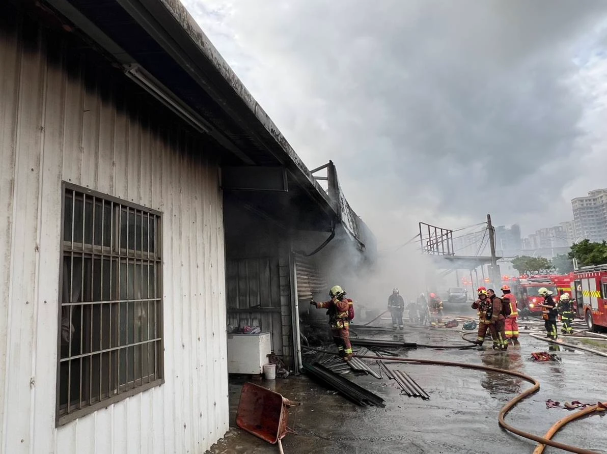 新北市消防局出動49車116人前往搶救。翻攝畫面