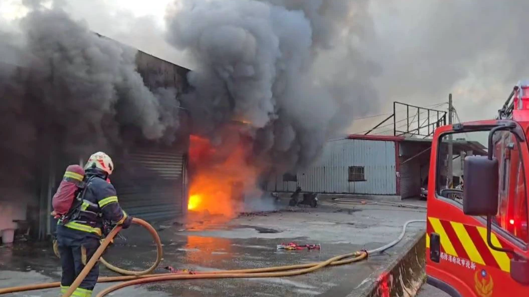 有片|淡水汽修廠陷火海!竄燒3鐵皮屋濃煙狂冒 警消出動百人搶救