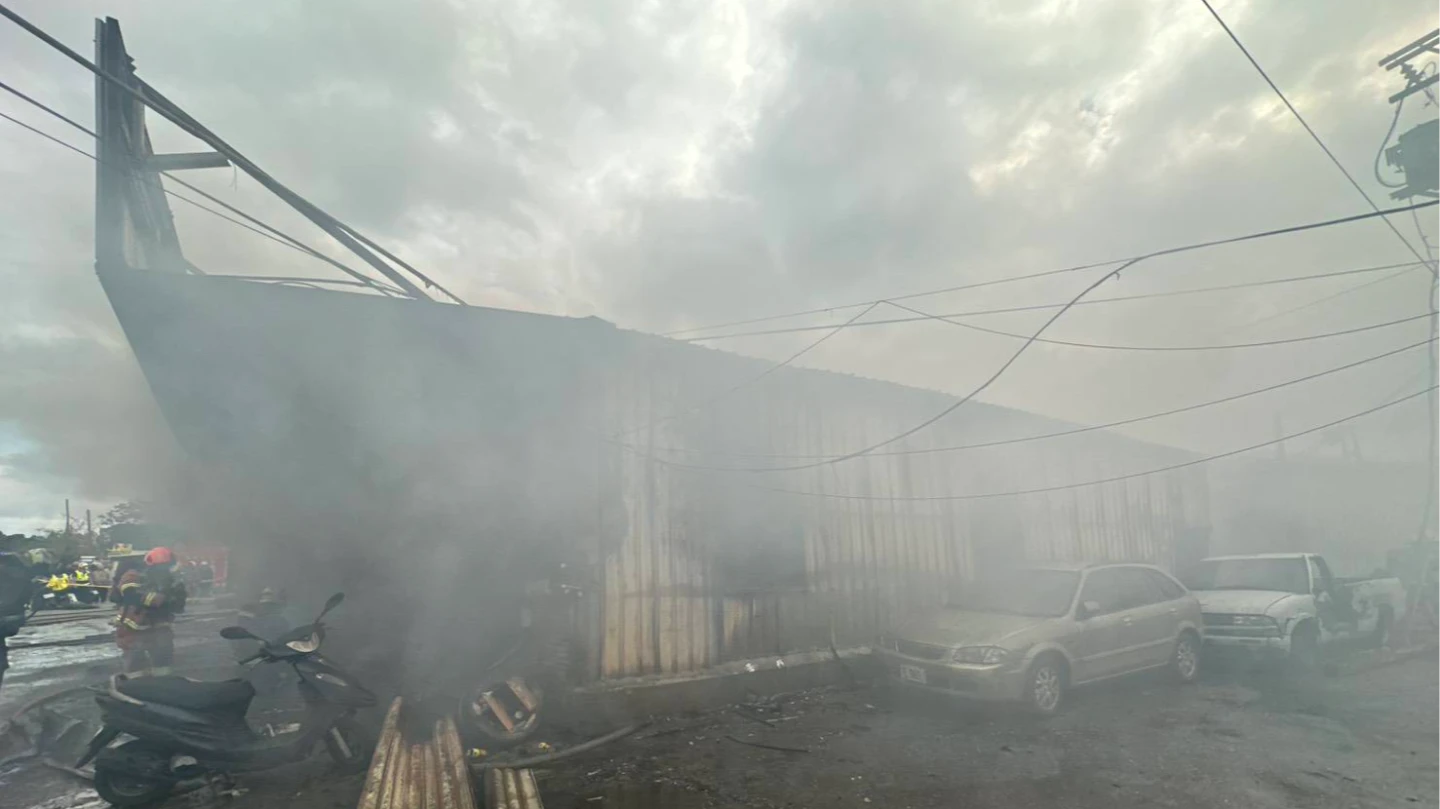 現場濃煙密佈,淡水民眾外出請戴口罩。翻攝畫面