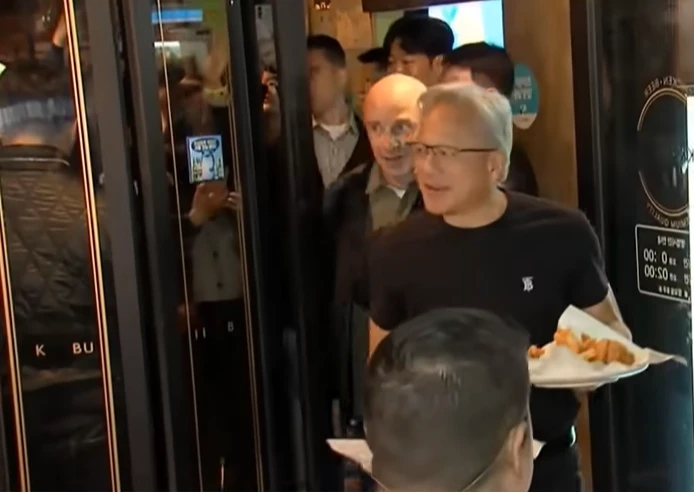 黃仁勳成股市造王者!與韓科技巨頭吃炸雞照片流出 相關炸雞股票均飆漲