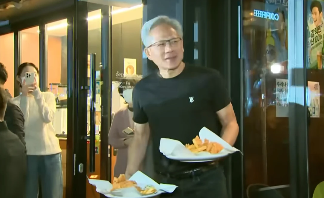 黃仁勳與三星電子董事長李在鎔、現代集團董事長鄭義宣聚餐,拿出炸雞請媒體及民眾享用。取自JTBC News畫面