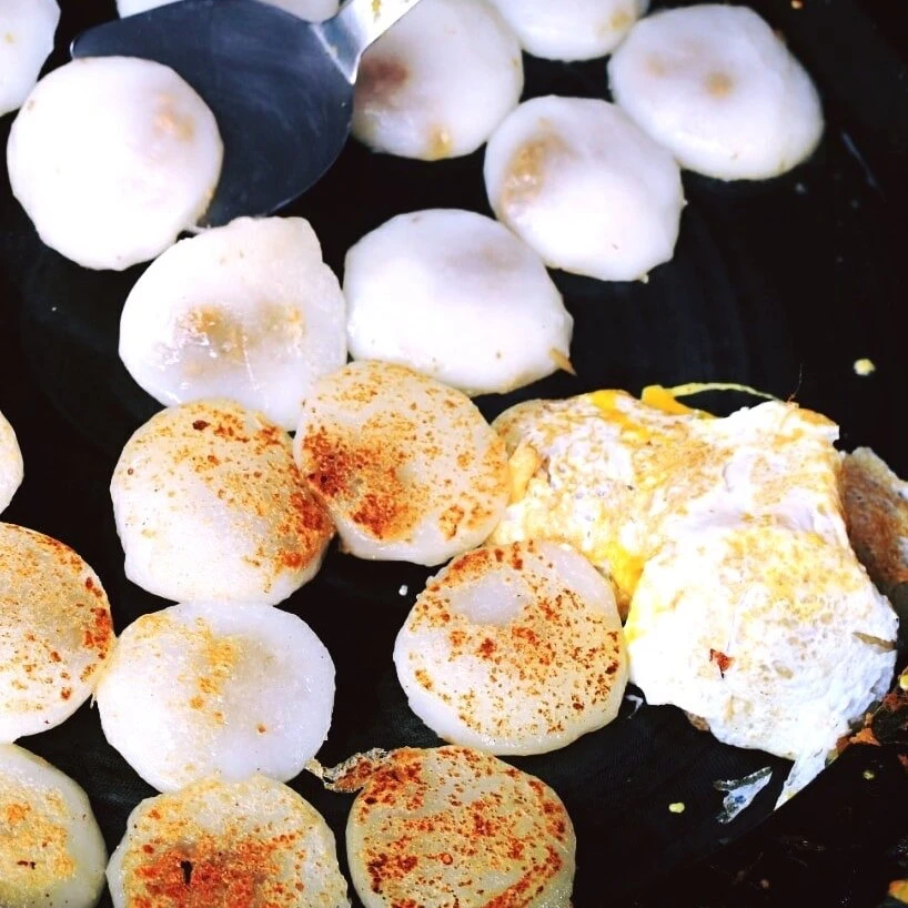 現煎米粿加蛋深受在地人喜愛。取自FB@粿仔王子