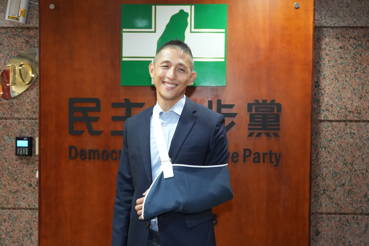 吳怡農再戰蔣萬安!負傷交台北市長參選意願書 被問沒經驗吐舌反應曝