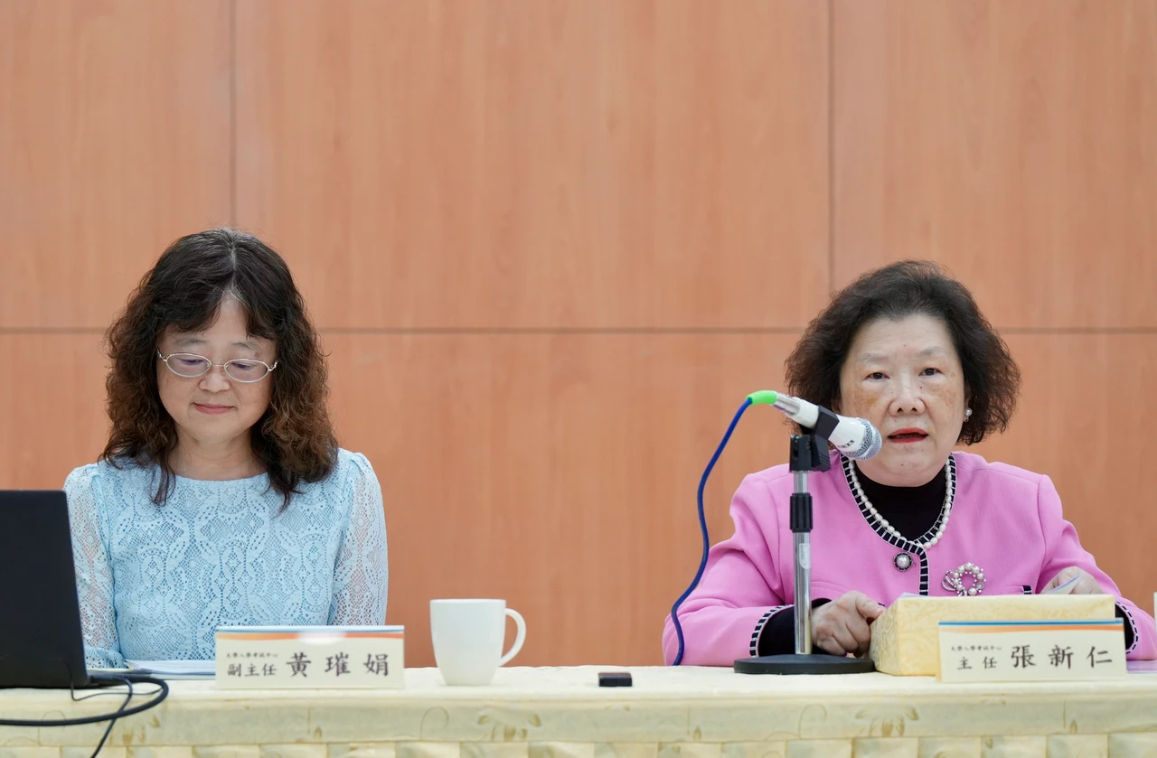 張新仁(右)說,圖片聽解一向是得分最佳的題型,圖左為黃璀娟。梁建裕攝