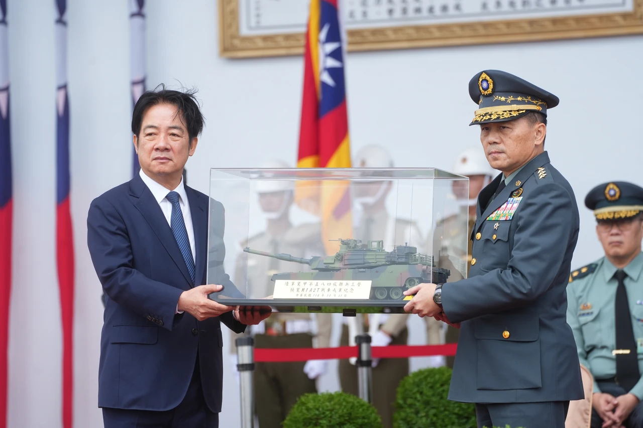 M1A2T戰車成軍典禮,陸軍司令呂坤修贈送M1模型。李柏毅攝