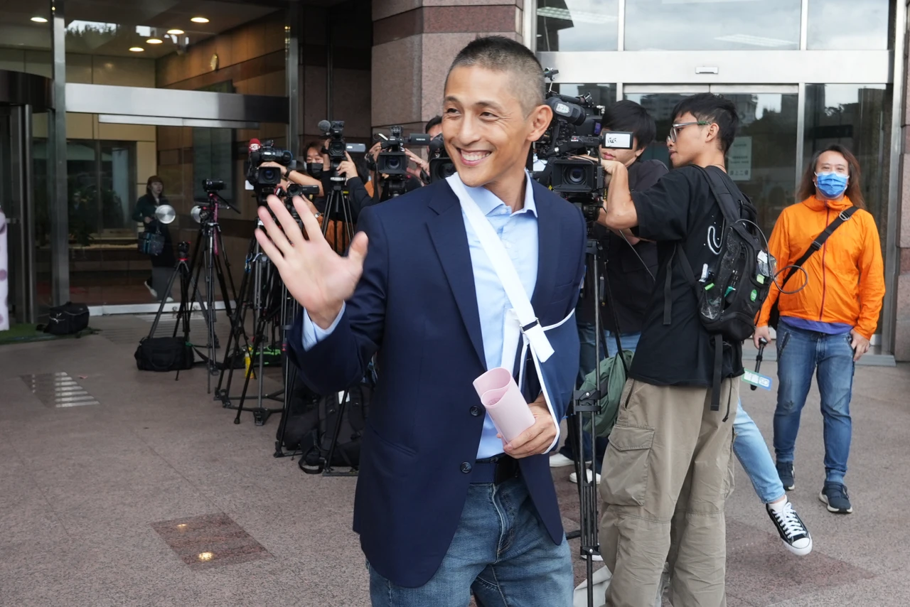 壯闊台灣創辦人吳怡農左手受傷。陳卓邦攝