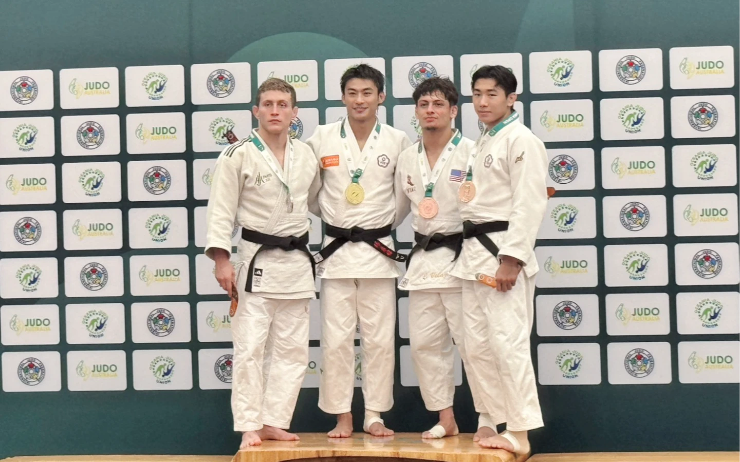 楊勇緯(左二)及邱韋傑(右一)在男子60公斤級奪下金牌與銅牌。澄禹行銷提供