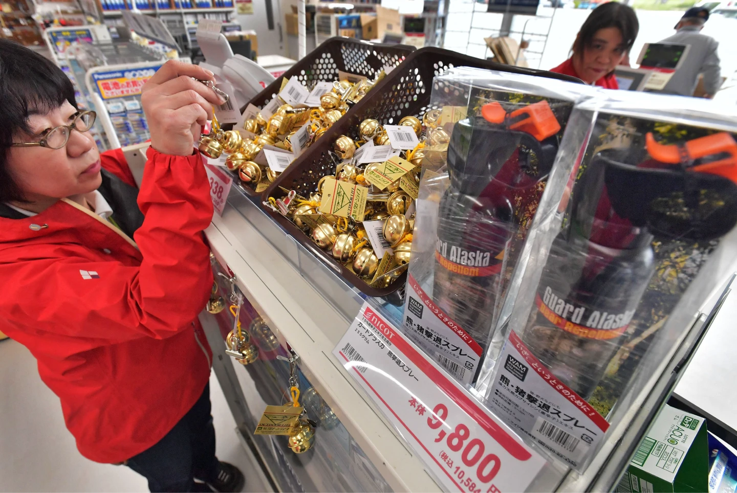 有專家認為熊鈴(左)對沒遇過獵人的熊效果不大,建議買防熊噴霧(右)驅熊比較實際。資料照片。法新社