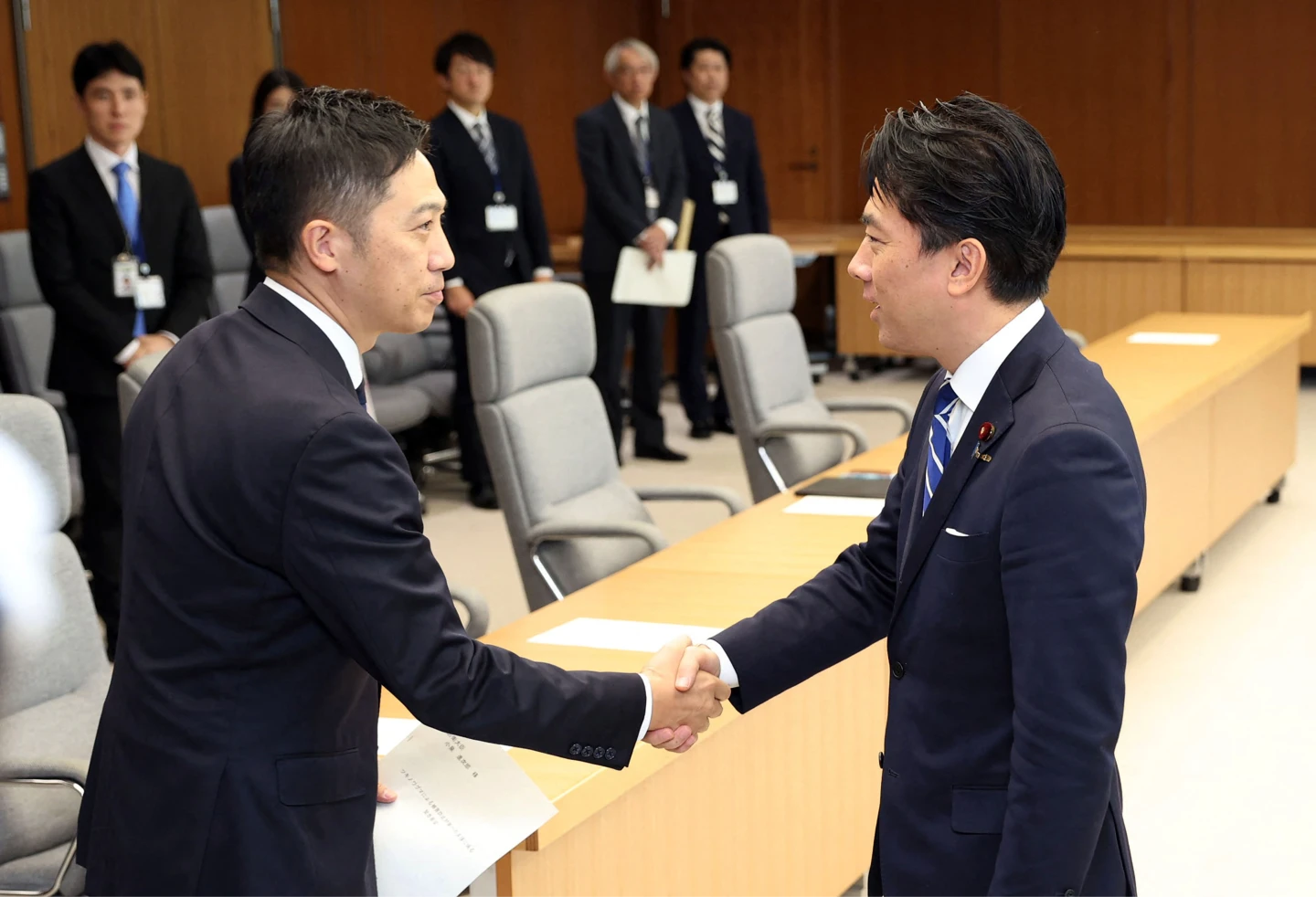 秋田縣知事鈴木健太(左)10月28日親自前往東京,請防衛大臣小泉進次郎派遣自衛隊到秋田縣協助處理熊患。法新社