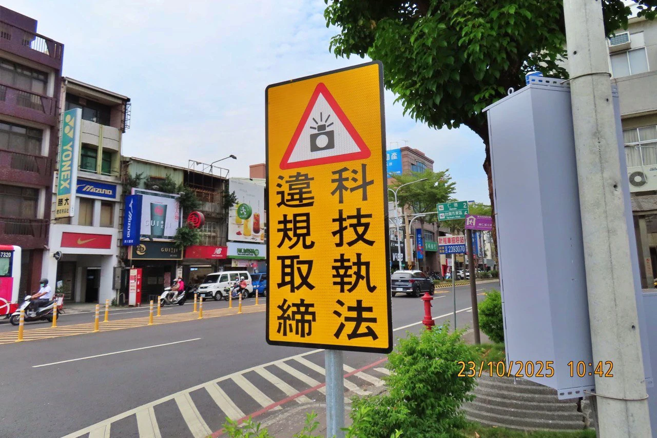 歸仁圓環取締「車輛不暫停讓行人通行」。警方提供