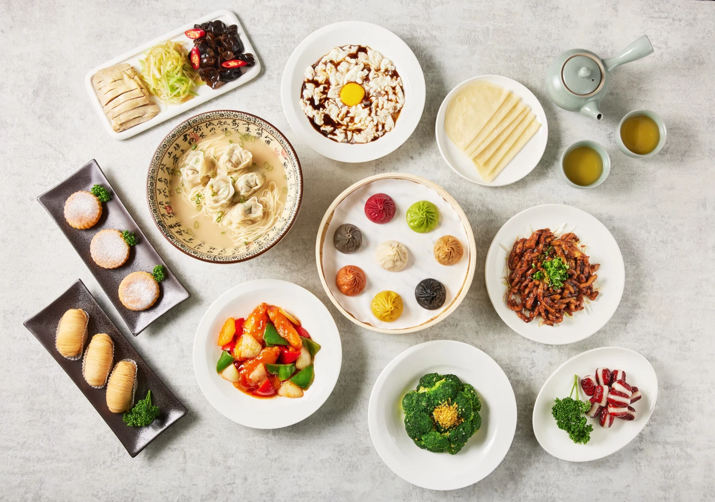 到樂天皇朝消費滿1,000元並加入會員,即可獲贈總值1,000元的品牌抵用券。樂天餐飲提供