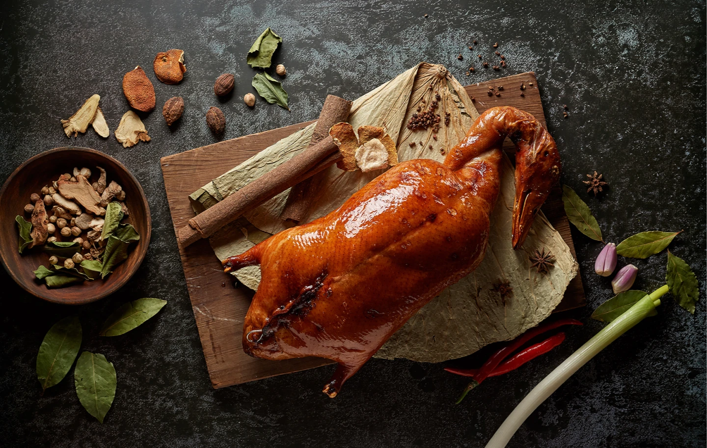 花10,000元+10%即可享用潮粵坊餐廳人氣料理「明爐香烤片皮鴨三吃」。台北美福提供