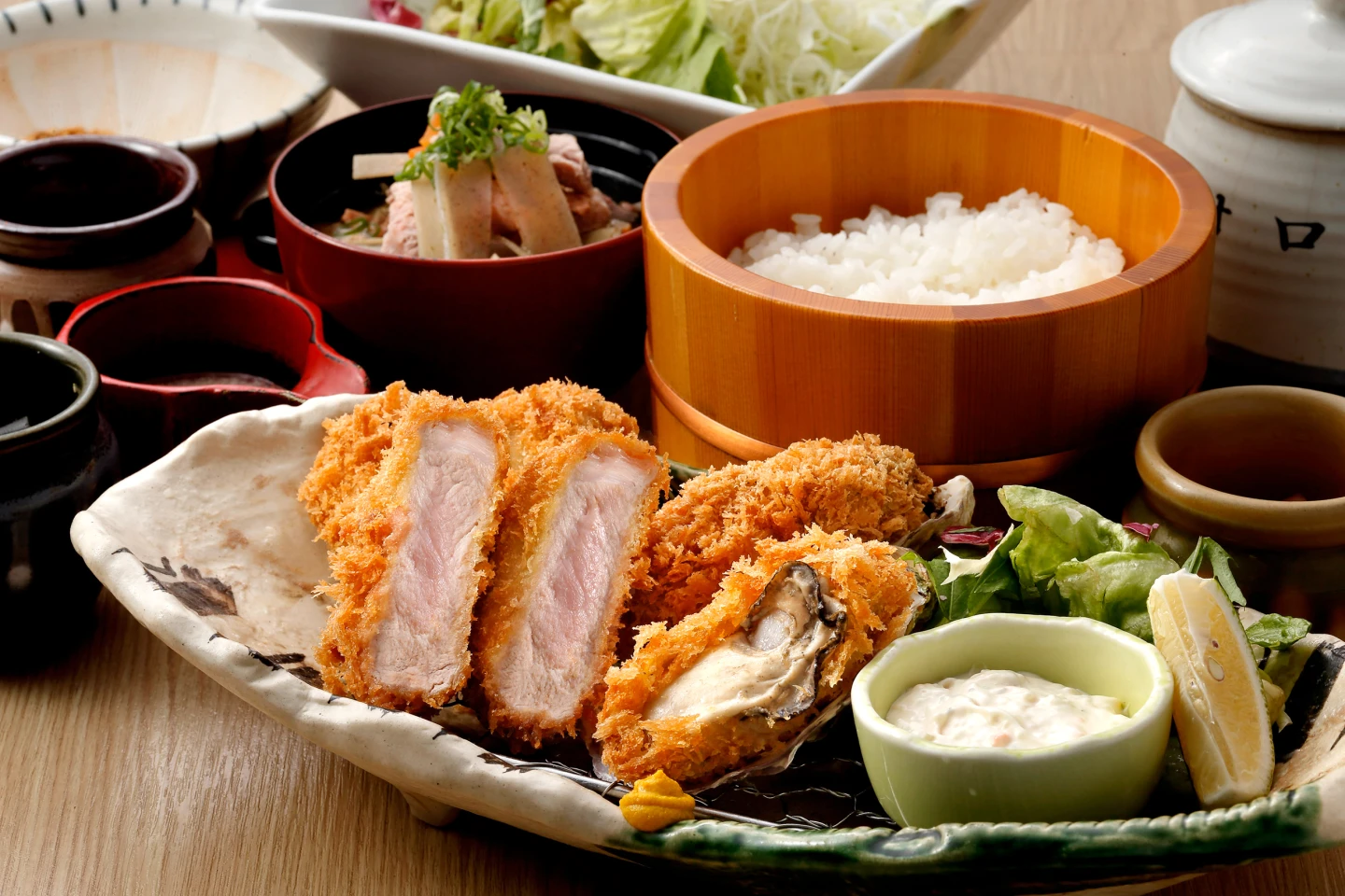 廣島牡蠣季霸氣登場!伊勢路勝勢、靜岡勝政同步推出「酥炸廣島牡蠣鮮牡蠣里肌豬排套餐490元」、「酥炸鮮牡蠣里肌豬排套餐480元」。慕里諾提供