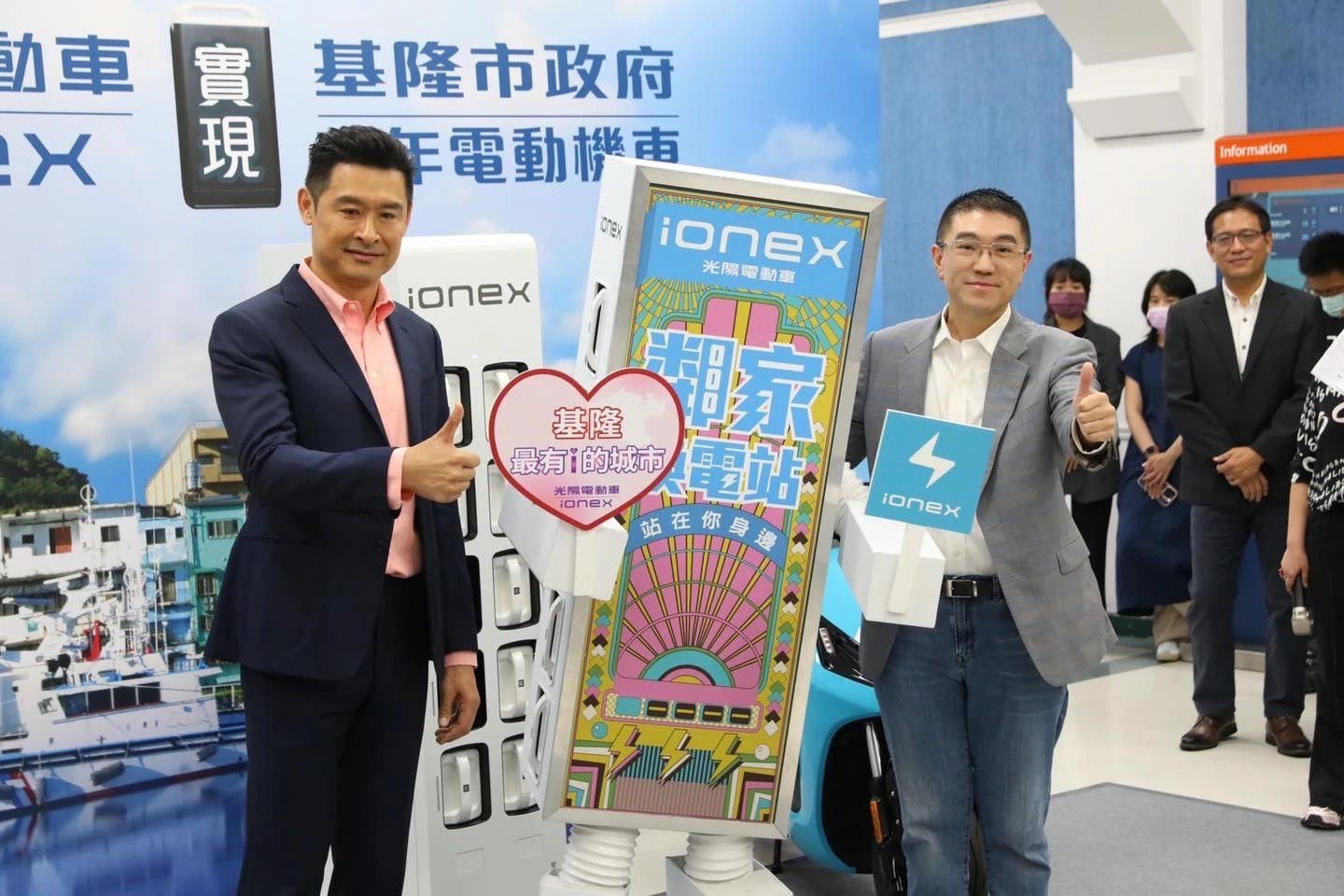 記者會上基隆市長謝國樑(右)與時任光陽機車董事長柯勝峯(左)合影。取自FB@謝國樑