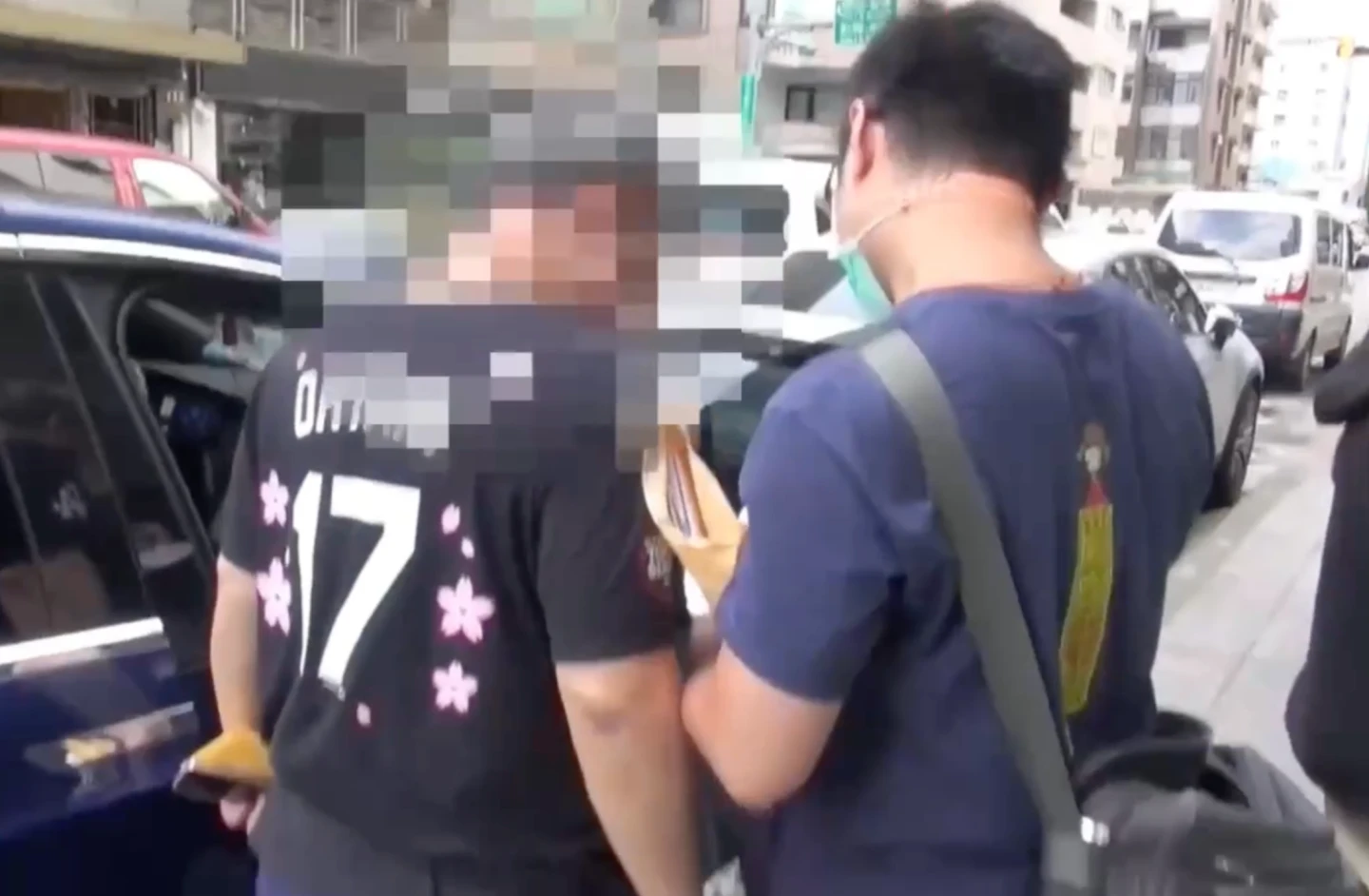 劉男走出橘色涮涮屋一館立即被逮。翻攝畫面