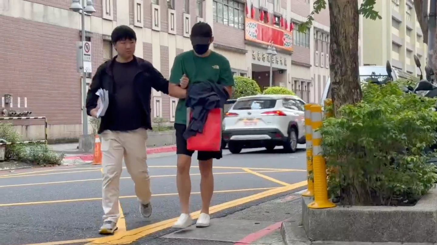 黃牛票集團助理林韋德(右)昨被移送北檢複訊。民眾提供