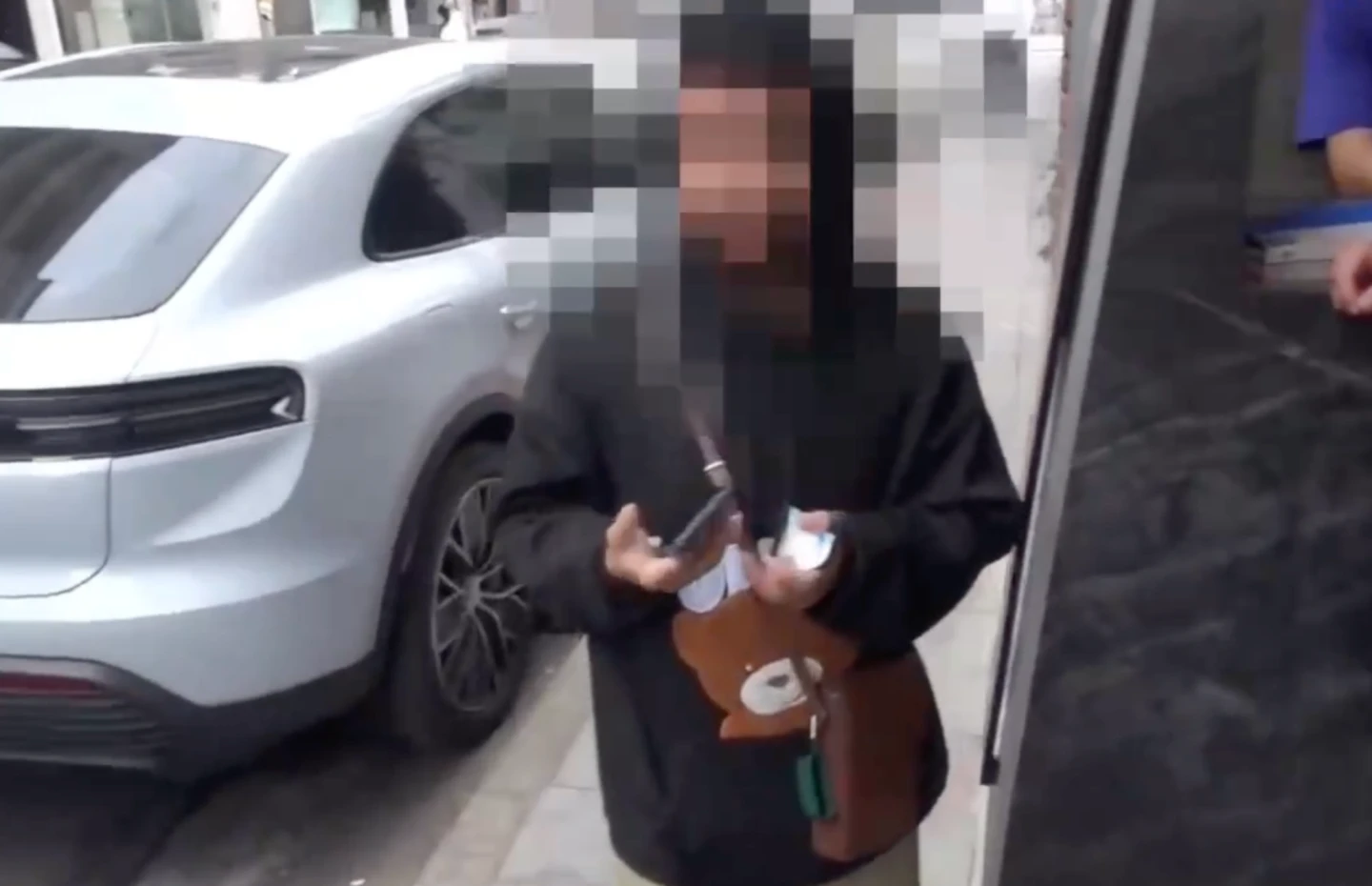 印尼籍男助理神情慌張遭警方攔查,手上黃牛票成鐵證。翻攝畫面