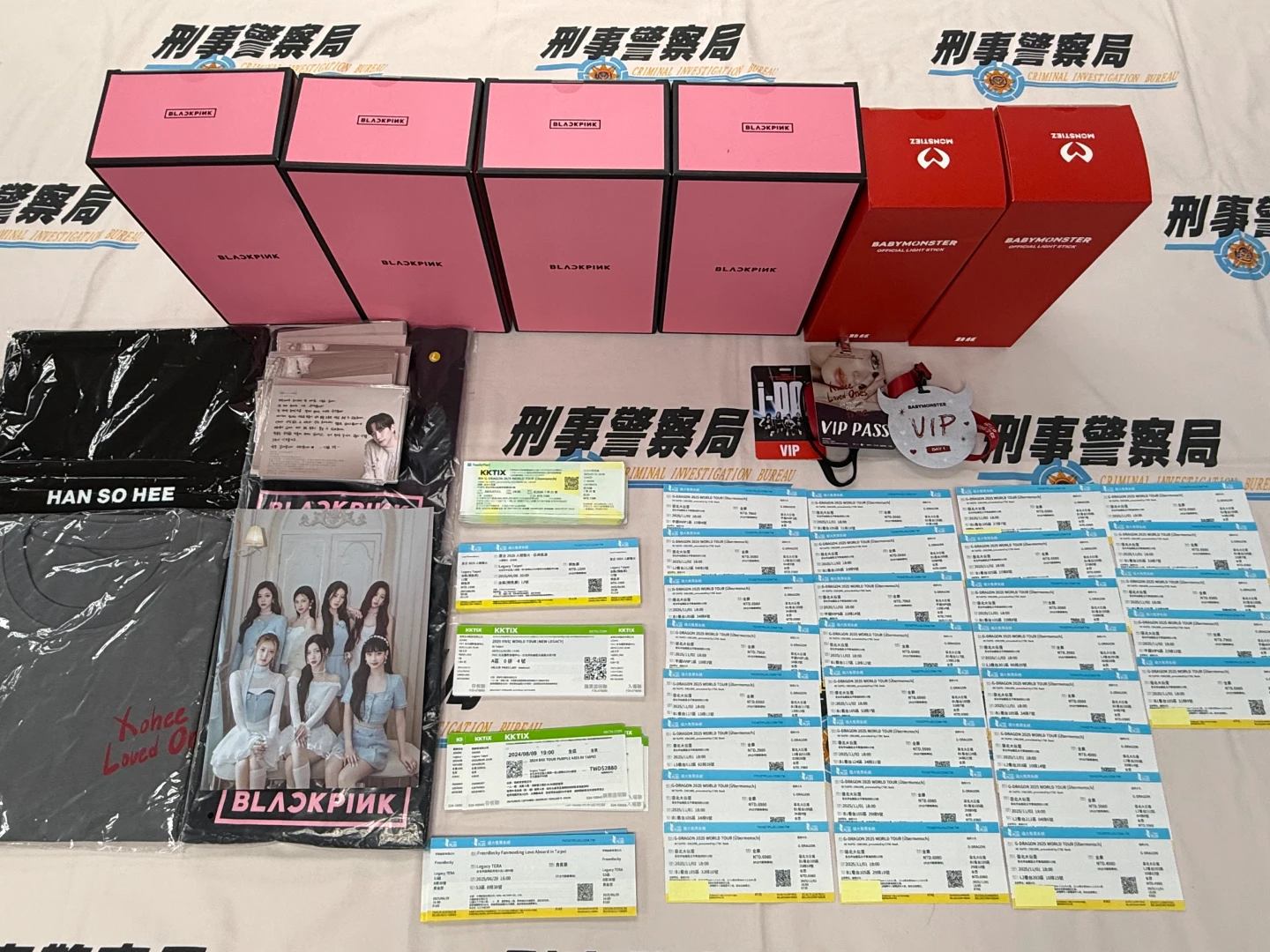 警方查扣GD演唱會門票等共388張及應援小物。翻攝畫面