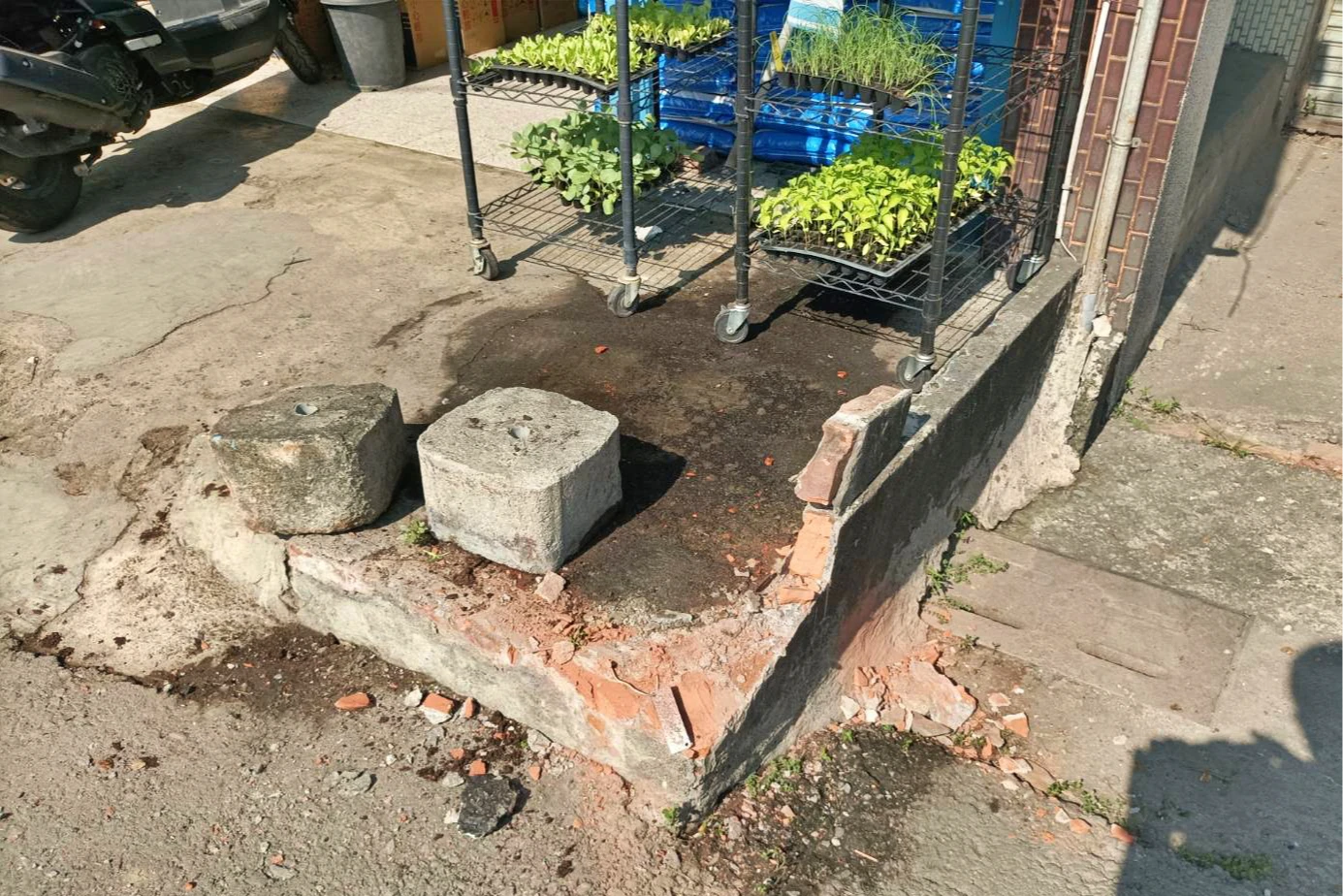 民宅外的水泥墩遭砸毀。警方提供