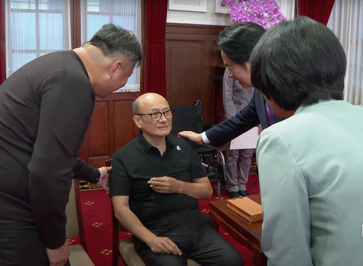 林芳郁失智後首露面!獲醫療奉獻獎 賴清德寒暄「要原諒我喔」