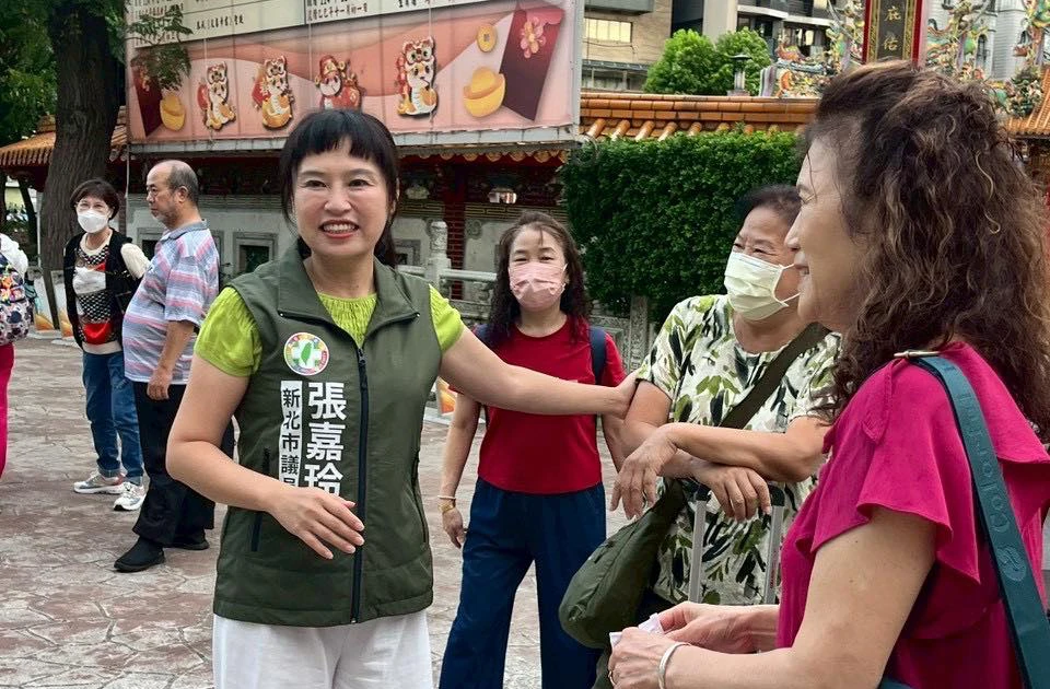 張嘉玲(綠色背心)駁斥帶人堵在張瑞山告別式出入口。取自FB@張嘉玲